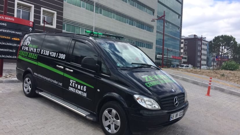 Ankara'da hastane önünde Mercedes-Benz Vito cenaze aracı