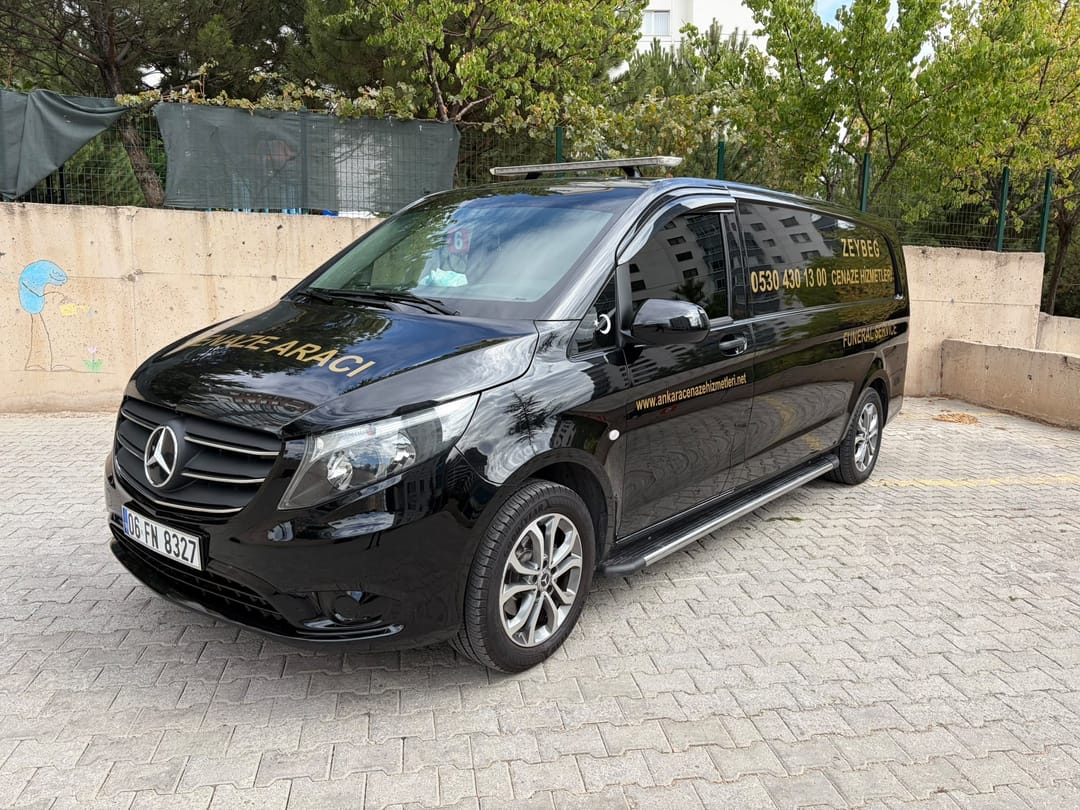 Zeybeg Cenaze Hizmetleri siyah Mercedes-Benz Vito cenaze aracı, önden görünüm