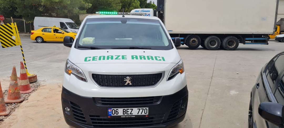 Beyaz Peugeot Expert cenaze aracı önden görünüm