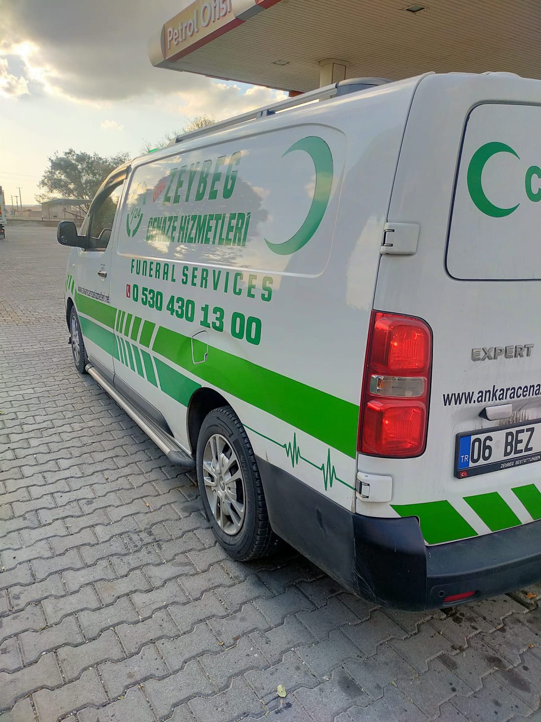 Zeybeg Cenaze Hizmetleri Peugeot Expert cenaze aracı yandan görünüm