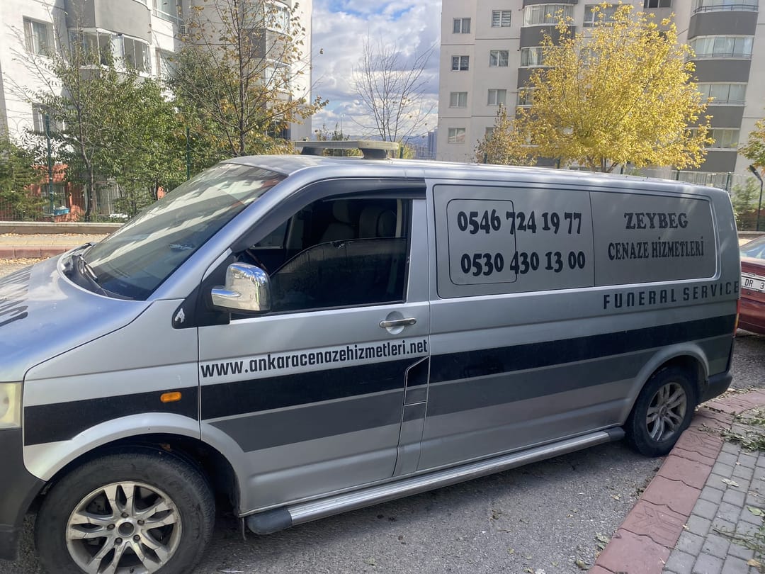Gri Volkswagen Transporter cenaze aracı yandan görünüm